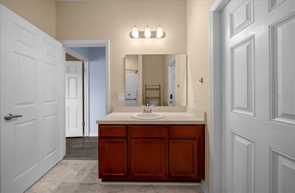 For Sale: $450,000 (5 beds, 3 baths, 2516 Square Feet)