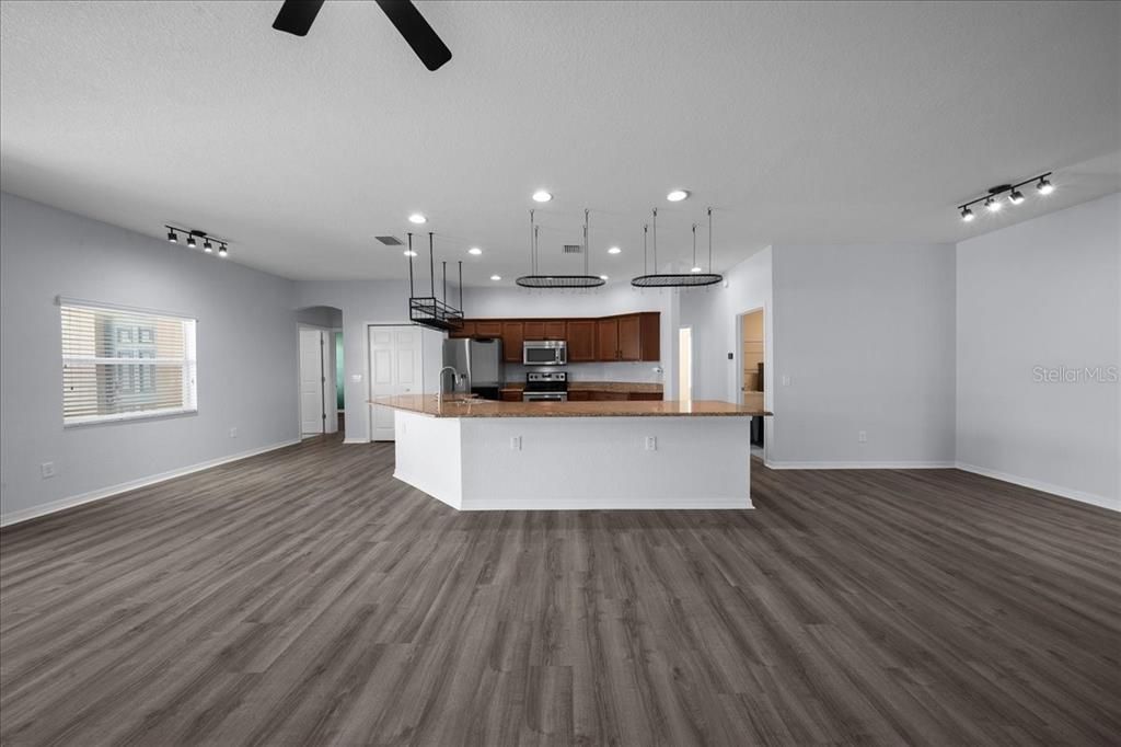For Sale: $450,000 (5 beds, 3 baths, 2516 Square Feet)