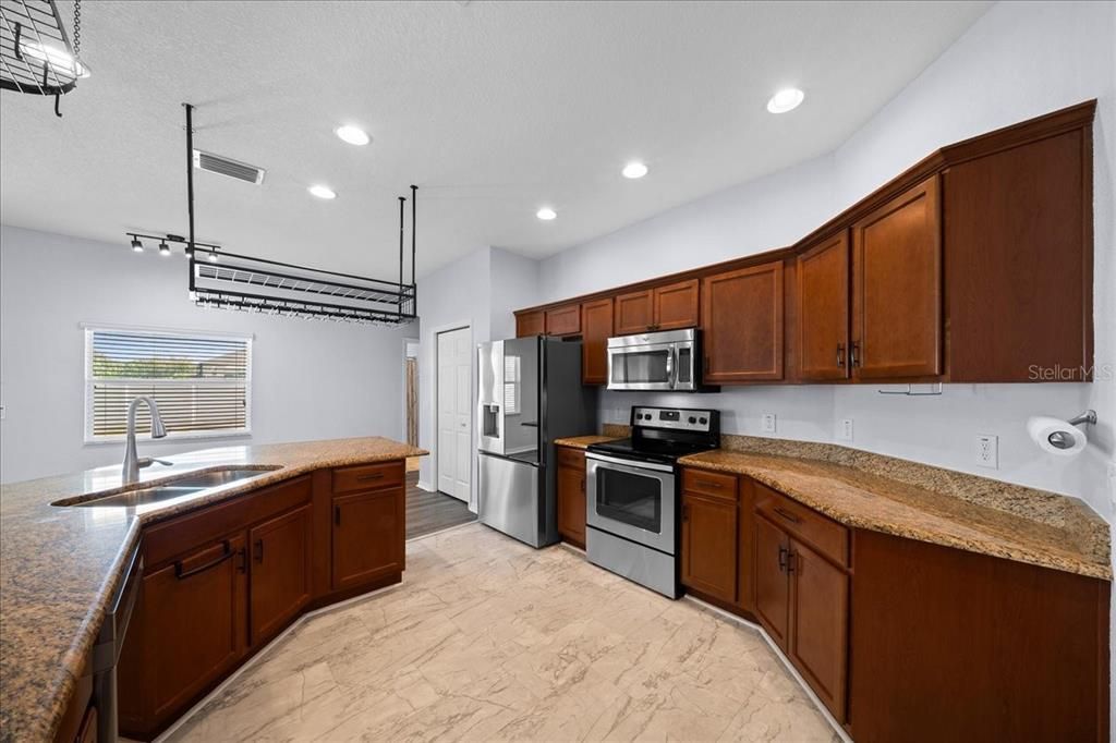 For Sale: $450,000 (5 beds, 3 baths, 2516 Square Feet)
