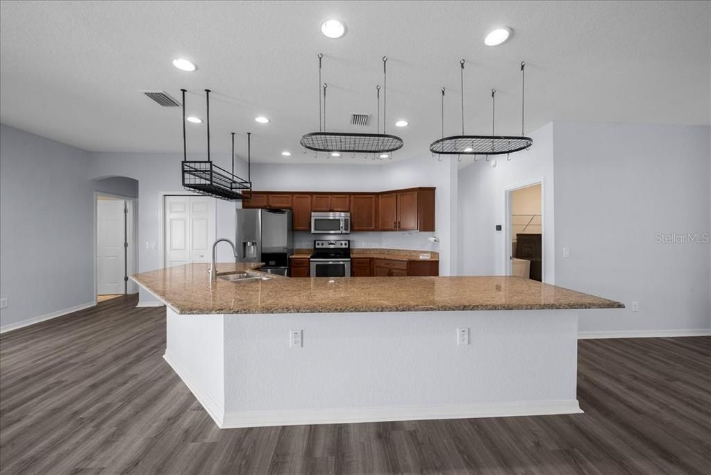 For Sale: $450,000 (5 beds, 3 baths, 2516 Square Feet)