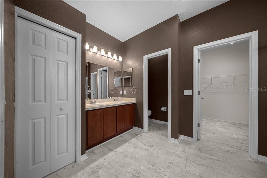 For Sale: $450,000 (5 beds, 3 baths, 2516 Square Feet)
