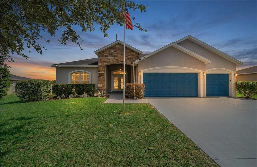 For Sale: $450,000 (5 beds, 3 baths, 2516 Square Feet)