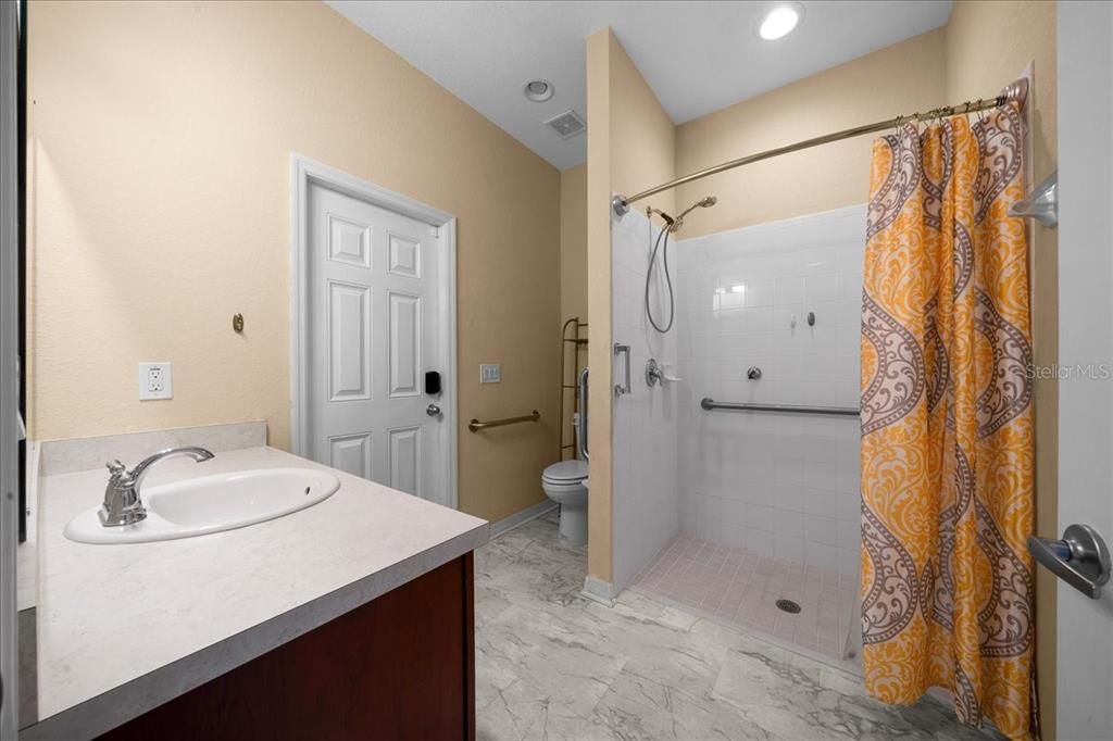 For Sale: $450,000 (5 beds, 3 baths, 2516 Square Feet)