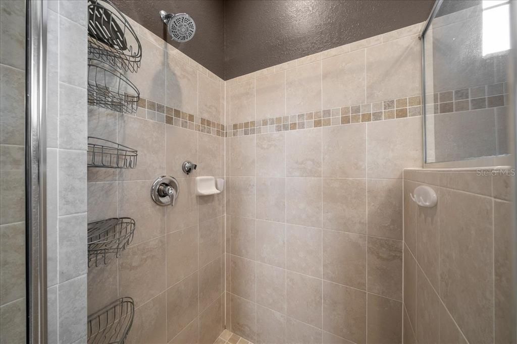 For Sale: $450,000 (5 beds, 3 baths, 2516 Square Feet)