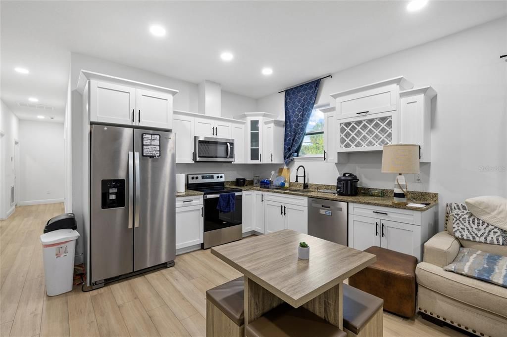 На продажу: $419,999 (4 спален, 2 ванн, 1316 Квадратных фут)