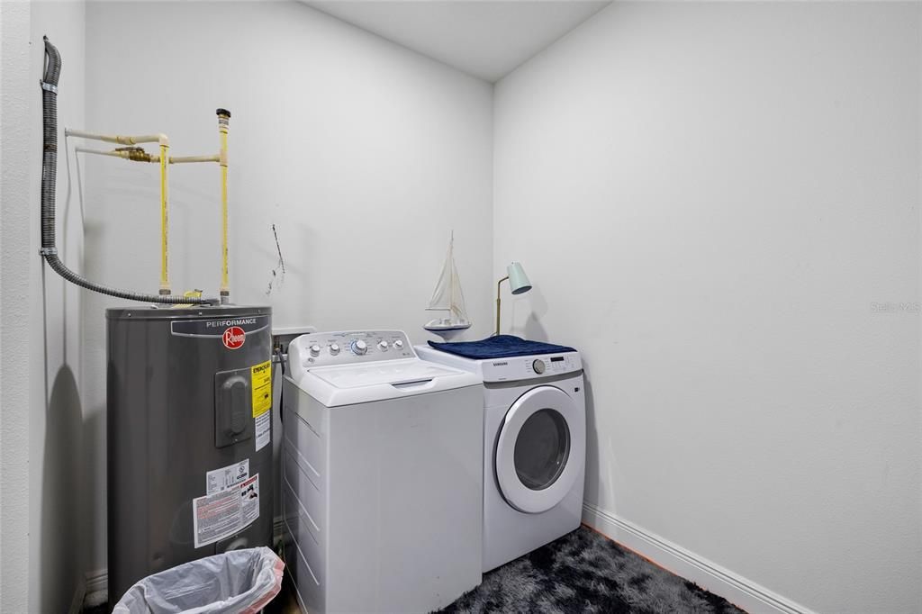 На продажу: $419,999 (4 спален, 2 ванн, 1316 Квадратных фут)