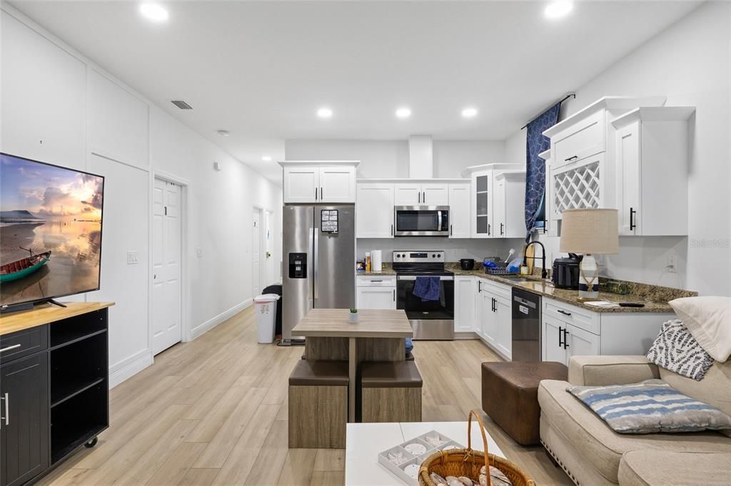 На продажу: $419,999 (4 спален, 2 ванн, 1316 Квадратных фут)
