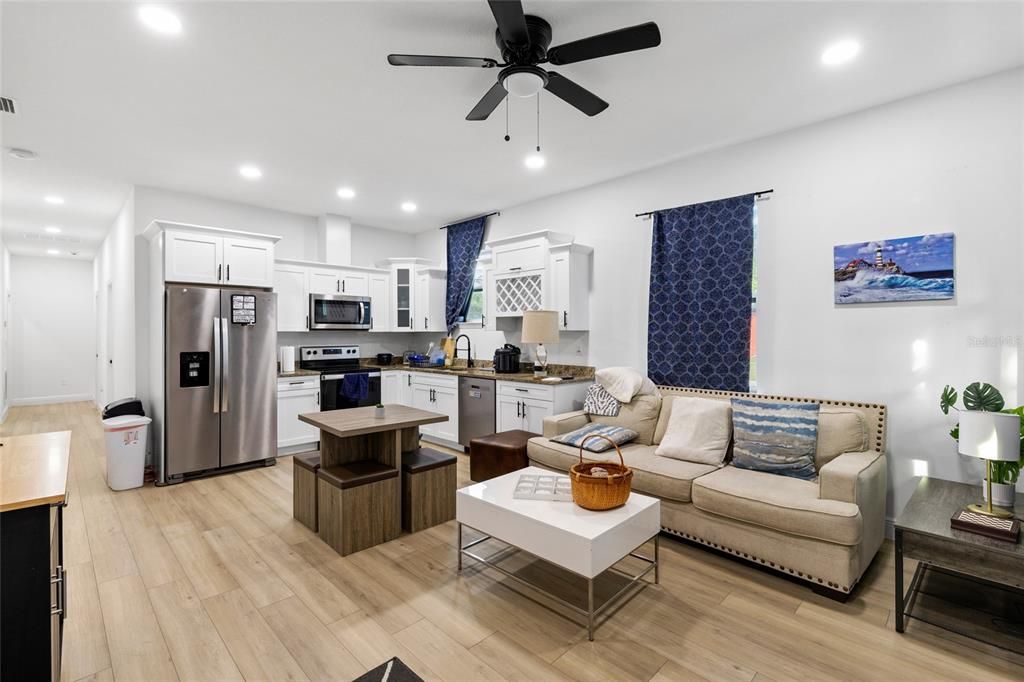 На продажу: $419,999 (4 спален, 2 ванн, 1316 Квадратных фут)