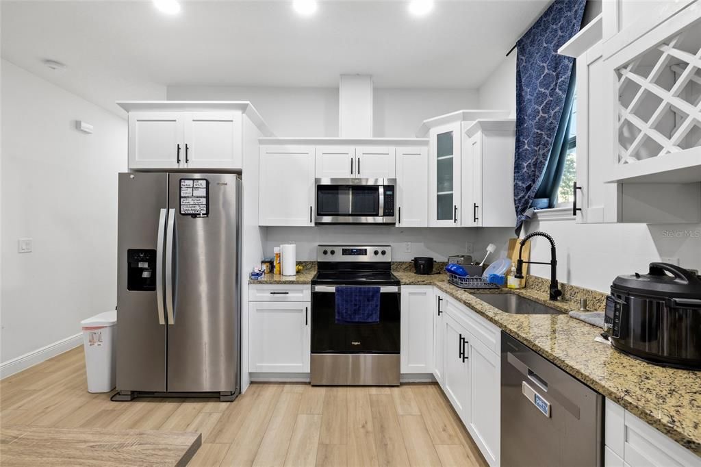 На продажу: $419,999 (4 спален, 2 ванн, 1316 Квадратных фут)