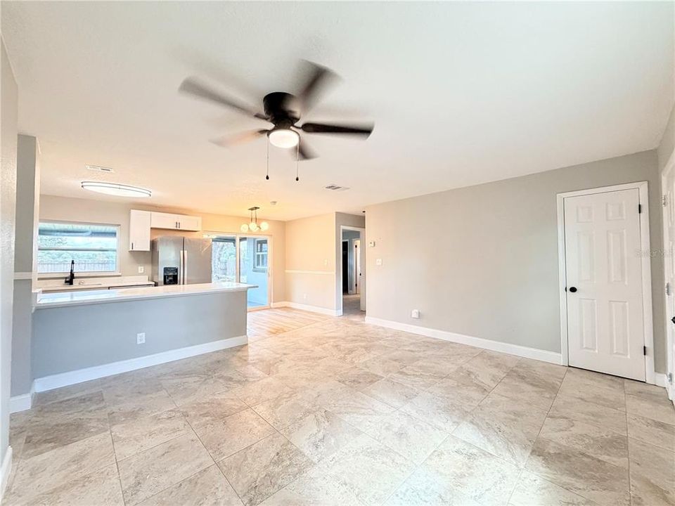 En Venta: $365,000 (4 camas, 2 baños, 1507 Pies cuadrados)