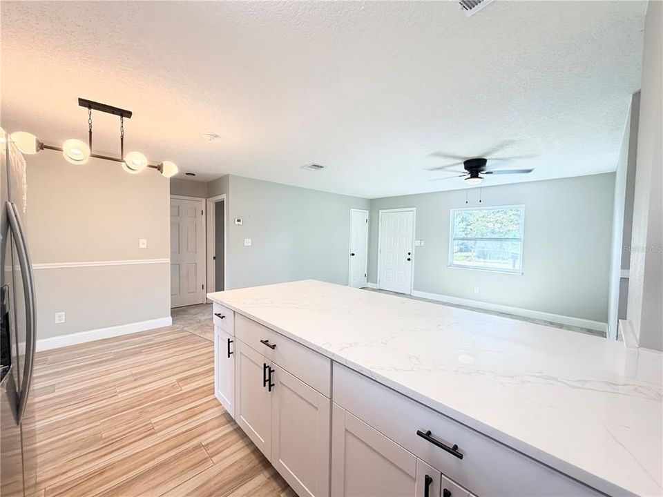En Venta: $365,000 (4 camas, 2 baños, 1507 Pies cuadrados)