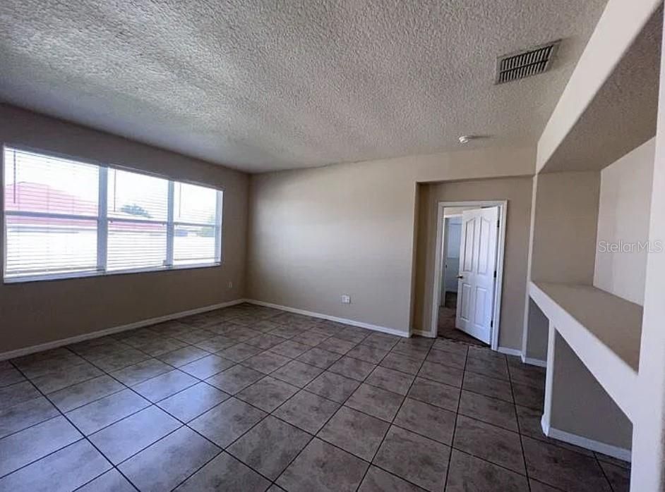 For Rent: $1,995 (4 beds, 2 baths, 1960 Square Feet)