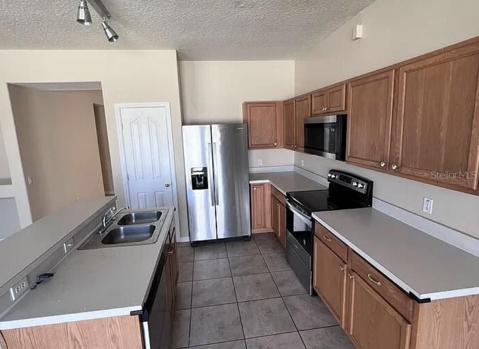 For Rent: $1,995 (4 beds, 2 baths, 1960 Square Feet)