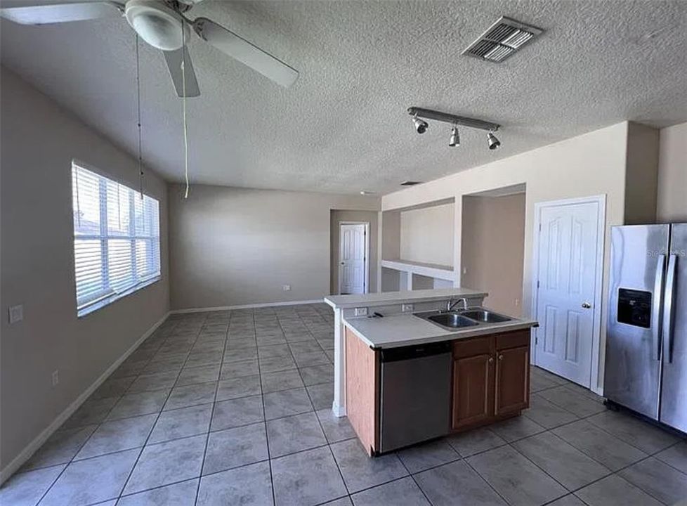 For Rent: $1,995 (4 beds, 2 baths, 1960 Square Feet)