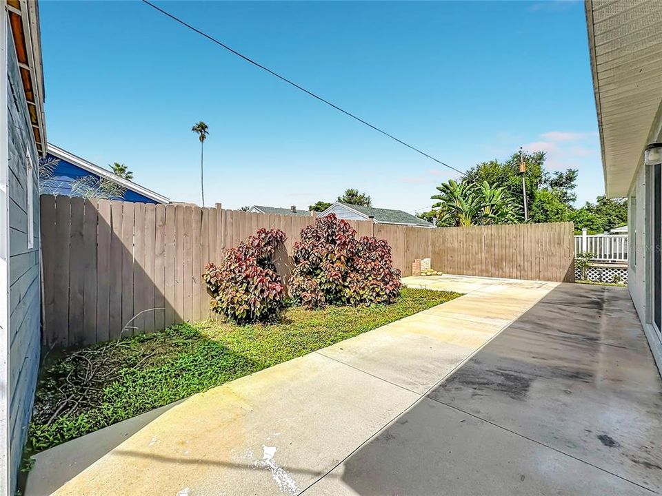 For Sale: $369,000 (2 beds, 2 baths, 1042 Square Feet)