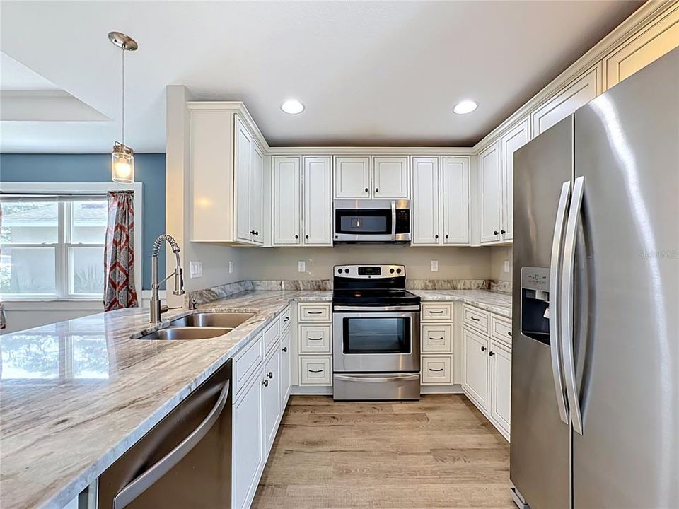 For Sale: $369,000 (2 beds, 2 baths, 1042 Square Feet)