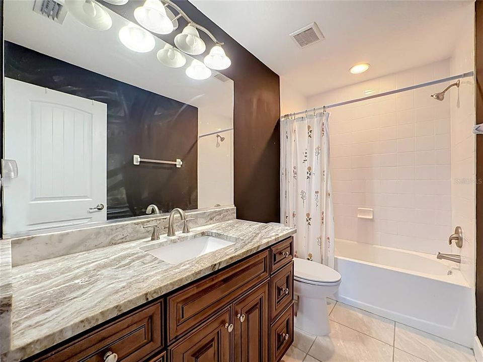 For Sale: $369,000 (2 beds, 2 baths, 1042 Square Feet)