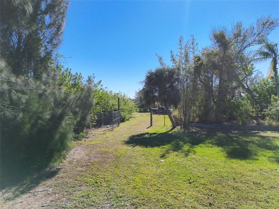На продажу: $259,000 (0.96 acres)