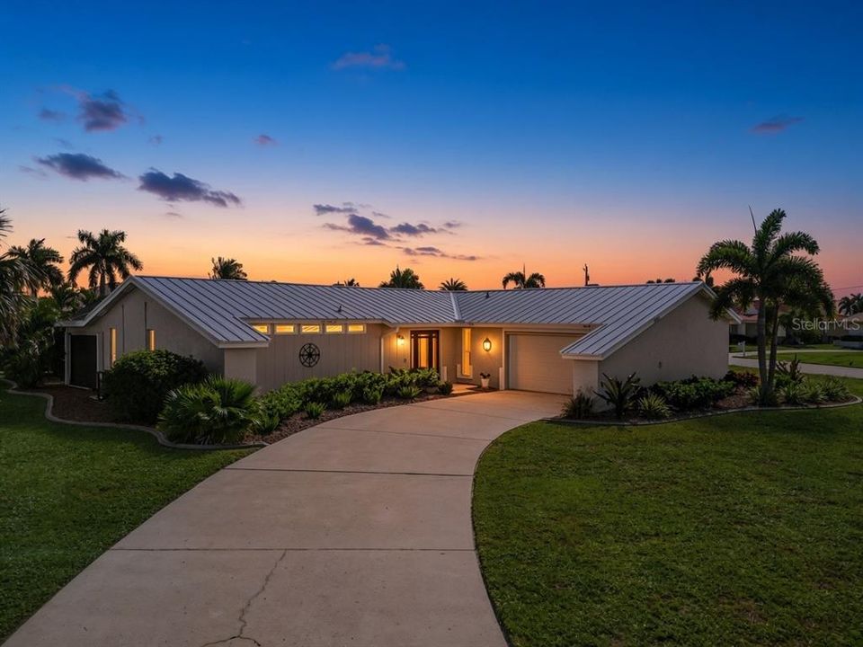 For Sale: $649,900 (3 beds, 2 baths, 1748 Square Feet)