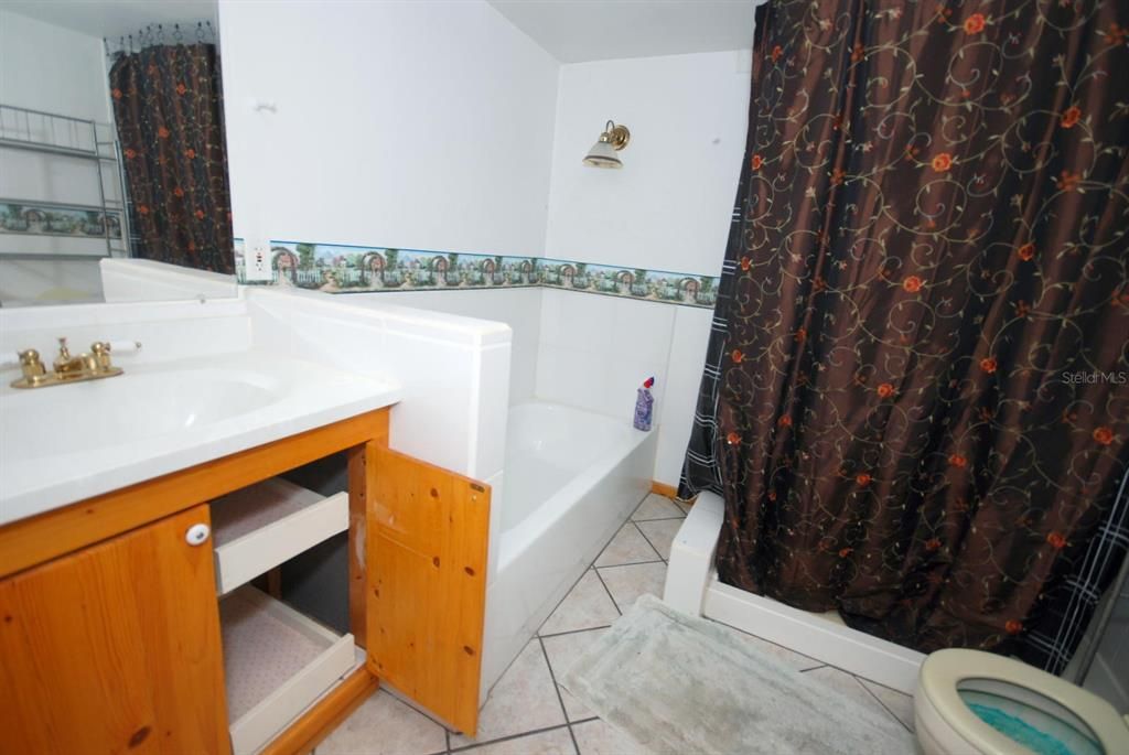 For Sale: $200,000 (4 beds, 1 baths, 1904 Square Feet)