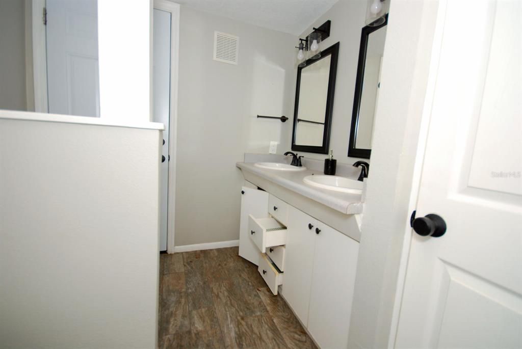 For Sale: $200,000 (4 beds, 1 baths, 1904 Square Feet)