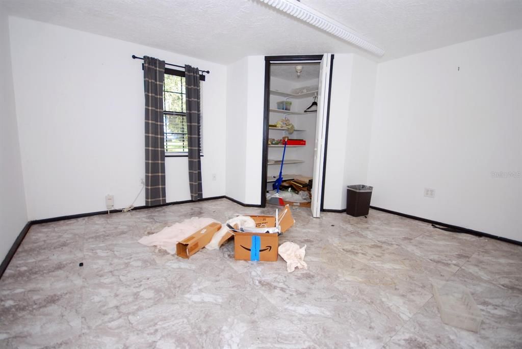 For Sale: $200,000 (4 beds, 1 baths, 1904 Square Feet)