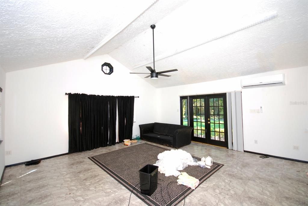 For Sale: $200,000 (4 beds, 1 baths, 1904 Square Feet)