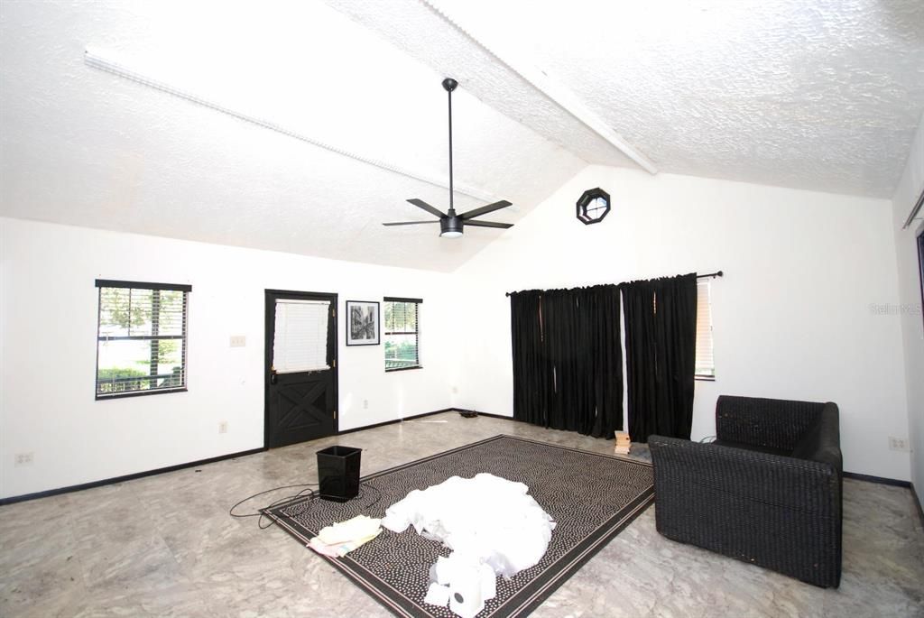For Sale: $200,000 (4 beds, 1 baths, 1904 Square Feet)