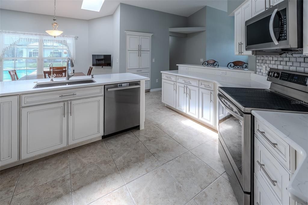 En Venta: $569,900 (4 camas, 2 baños, 2459 Pies cuadrados)