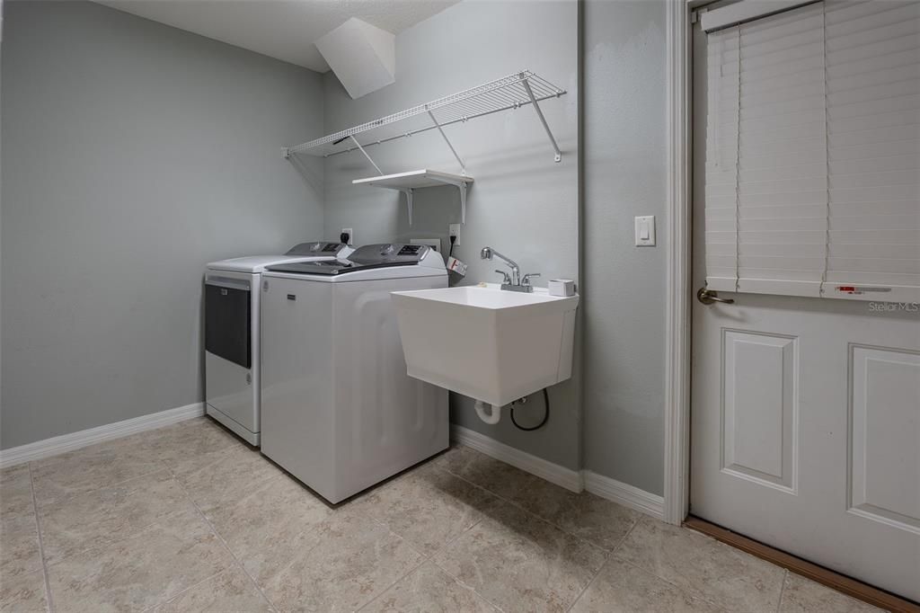 En Venta: $569,900 (4 camas, 2 baños, 2459 Pies cuadrados)