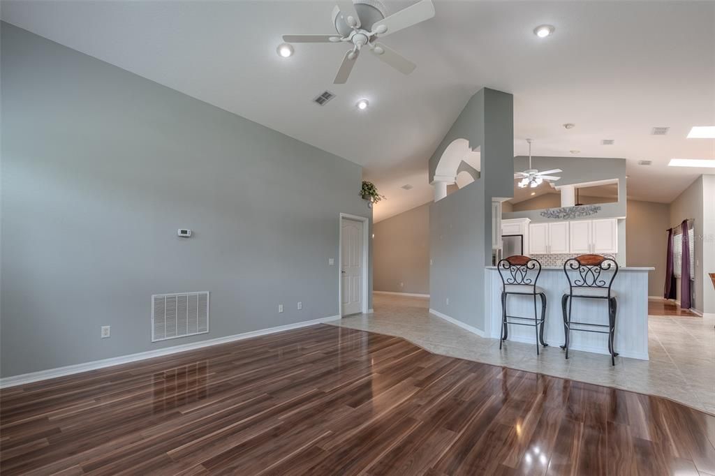En Venta: $569,900 (4 camas, 2 baños, 2459 Pies cuadrados)