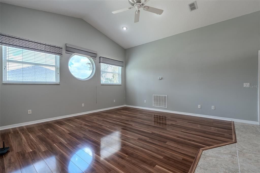 En Venta: $569,900 (4 camas, 2 baños, 2459 Pies cuadrados)