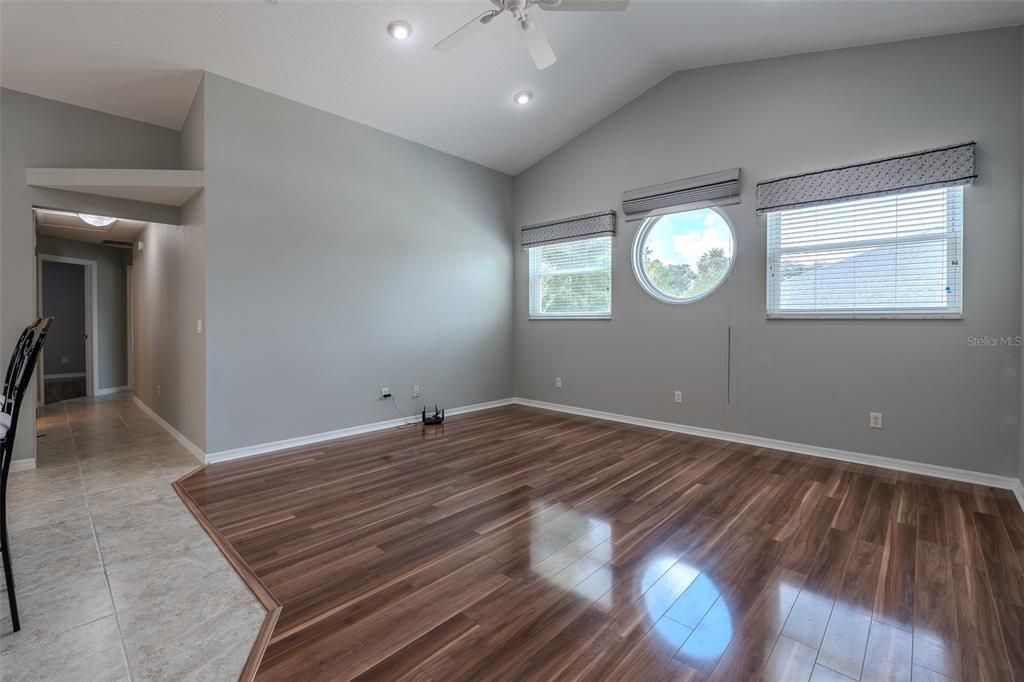 En Venta: $569,900 (4 camas, 2 baños, 2459 Pies cuadrados)