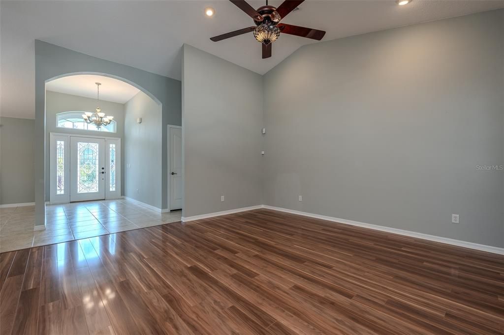 En Venta: $569,900 (4 camas, 2 baños, 2459 Pies cuadrados)