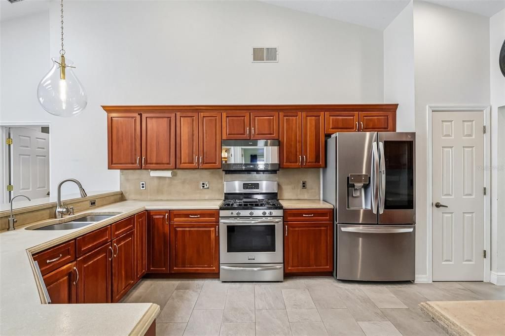 For Sale: $850,000 (5 beds, 3 baths, 2404 Square Feet)