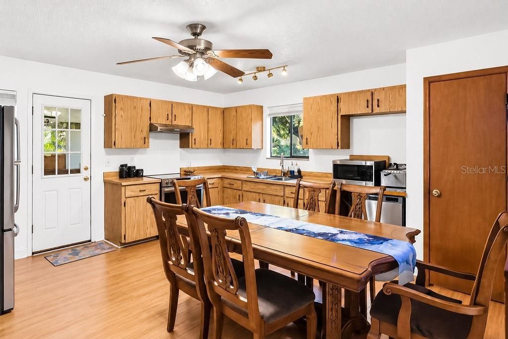 For Sale: $257,900 (3 beds, 2 baths, 1200 Square Feet)