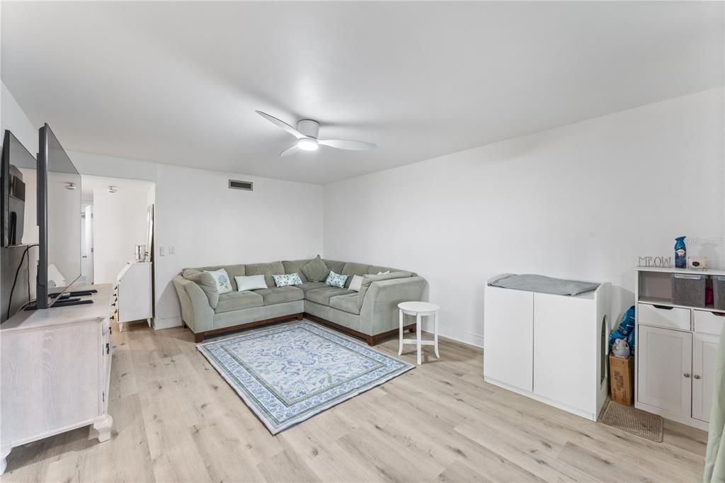 На продажу: $119,999 (1 спален, 1 ванн, 740 Квадратных фут)