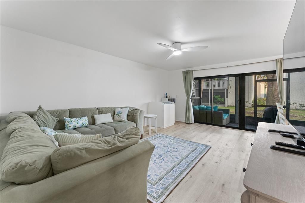 На продажу: $119,999 (1 спален, 1 ванн, 740 Квадратных фут)