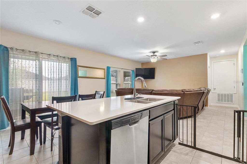 En Venta: $332,500 (3 camas, 2 baños, 1295 Pies cuadrados)