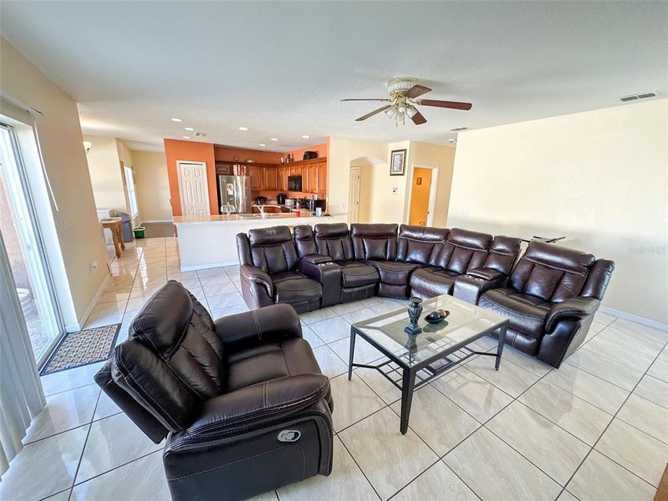 En Venta: $359,999 (4 camas, 2 baños, 2790 Pies cuadrados)