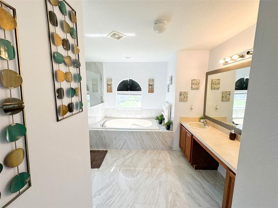 En Venta: $359,999 (4 camas, 2 baños, 2790 Pies cuadrados)