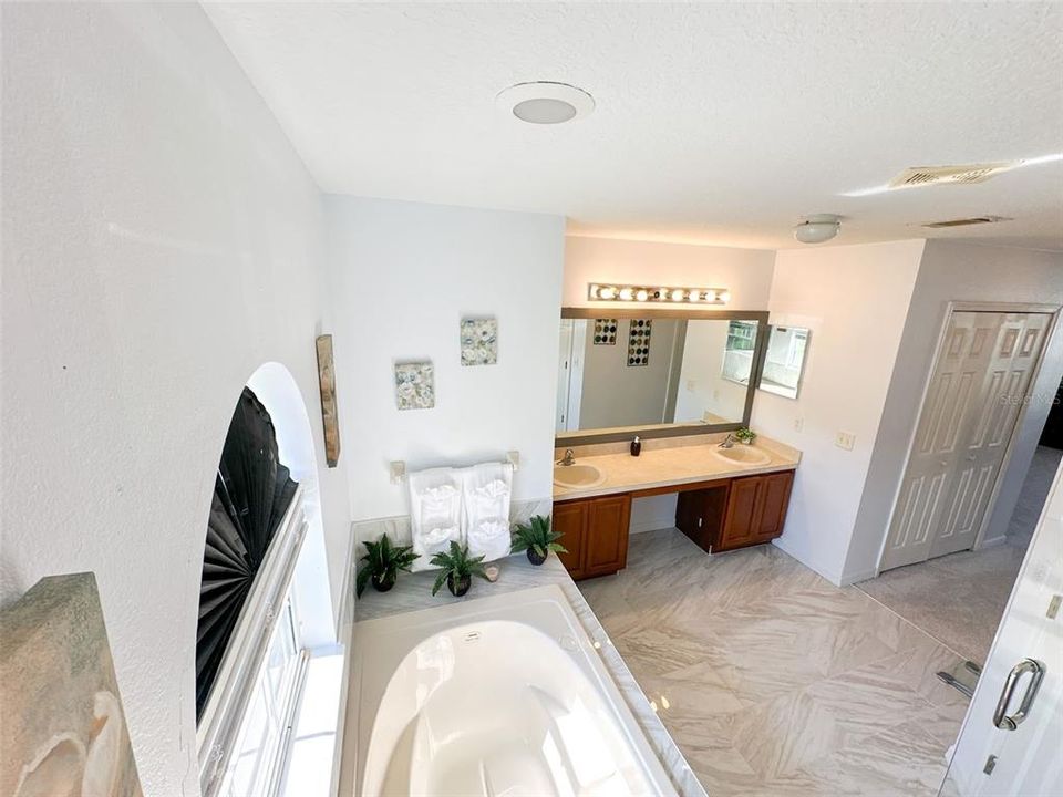 En Venta: $359,999 (4 camas, 2 baños, 2790 Pies cuadrados)