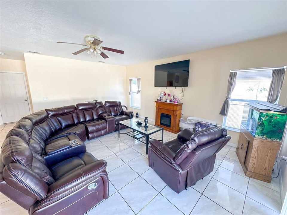 En Venta: $359,999 (4 camas, 2 baños, 2790 Pies cuadrados)