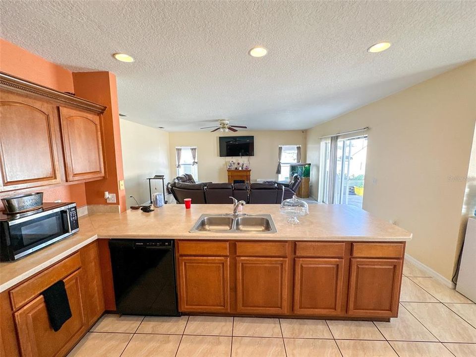 En Venta: $359,999 (4 camas, 2 baños, 2790 Pies cuadrados)