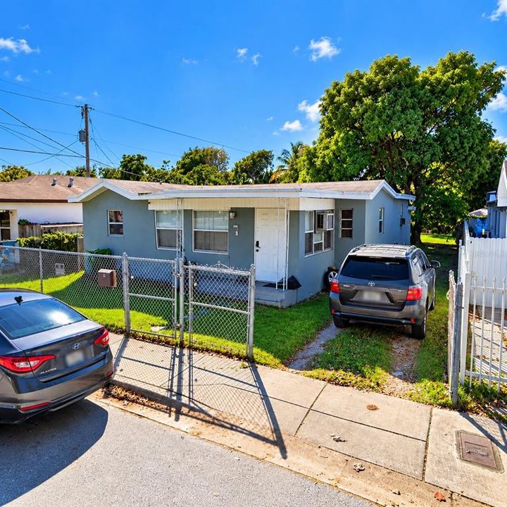 For Sale: $499,999 (2 beds, 1 baths, 1328 Square Feet)