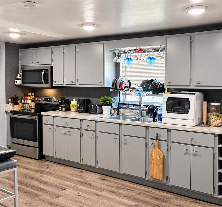 For Sale: $499,999 (2 beds, 1 baths, 1328 Square Feet)