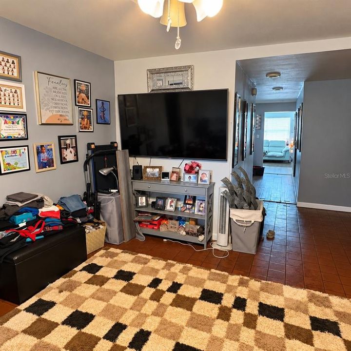 For Sale: $499,999 (2 beds, 1 baths, 1328 Square Feet)