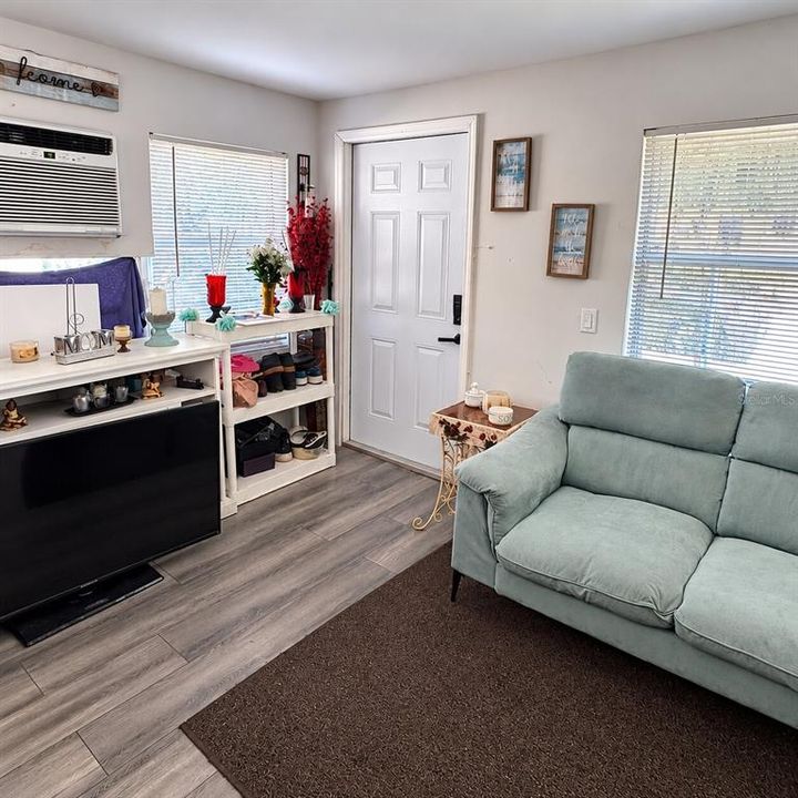 For Sale: $499,999 (2 beds, 1 baths, 1328 Square Feet)
