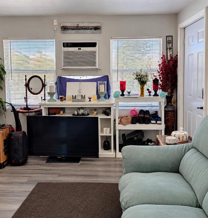 For Sale: $499,999 (2 beds, 1 baths, 1328 Square Feet)