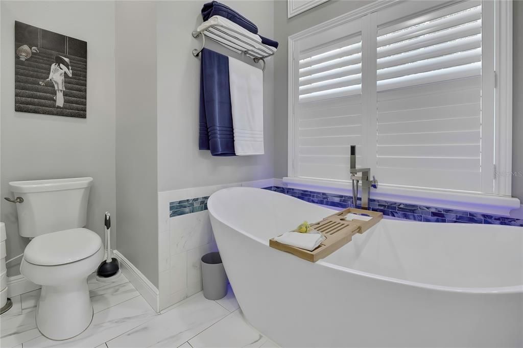 For Sale: $440,000 (2 beds, 2 baths, 1923 Square Feet)